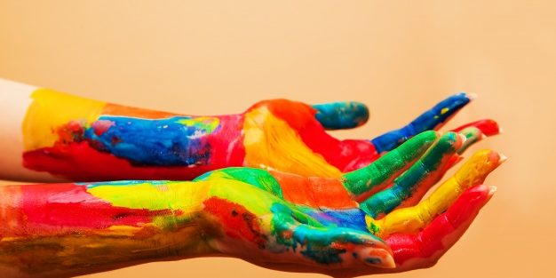 hands-full-of-colors_1160-680
